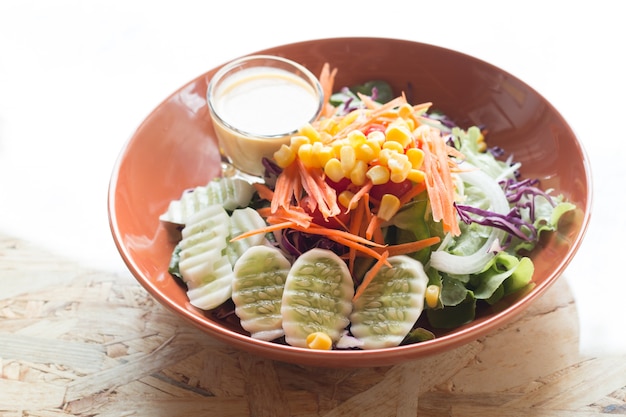 Un plato de comida saludable ensalada en la mesa de madera, concepto de comida saludable hecho en casa