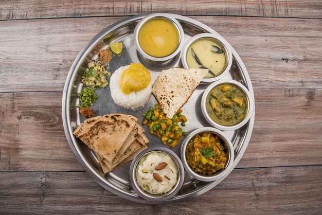 Plato de comida sana típica maharashtrian o Thali lleno de nutrientes, enfoque selectivo