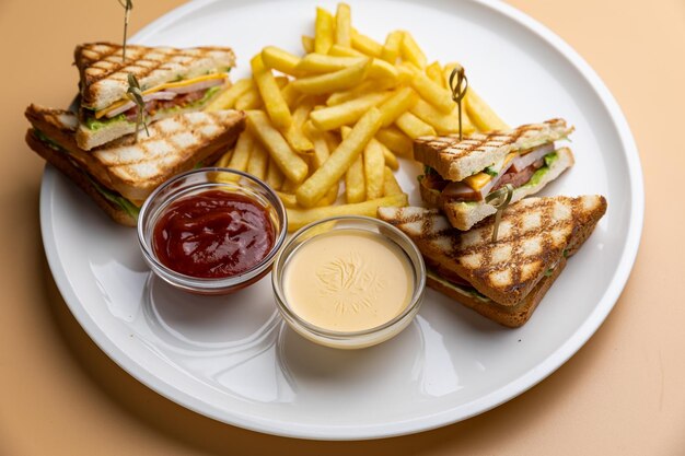 Un plato de comida con un sándwich y papas fritas.