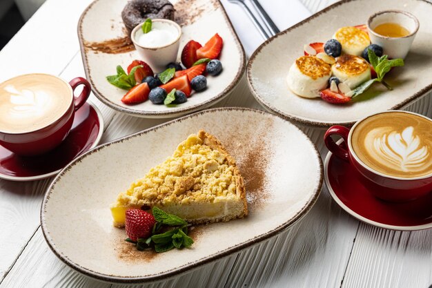 Un plato de comida con una taza de café y un plato de comida encima.