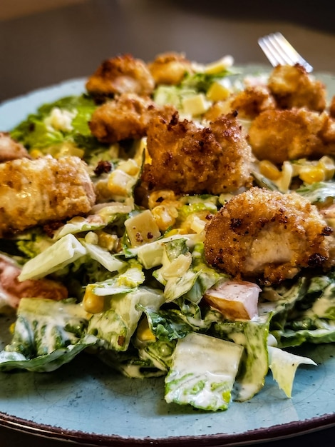 Un plato de comida con un tenedor clavado