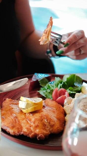 Foto un plato de comida con un tenedor y un plato de alimentos en él