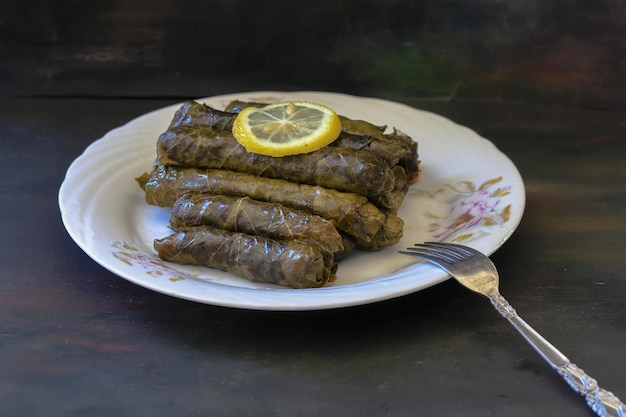 Un plato de comida con un tenedor y un plato con comida