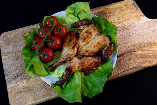 Un plato de comida con tomates y un plato de pollo