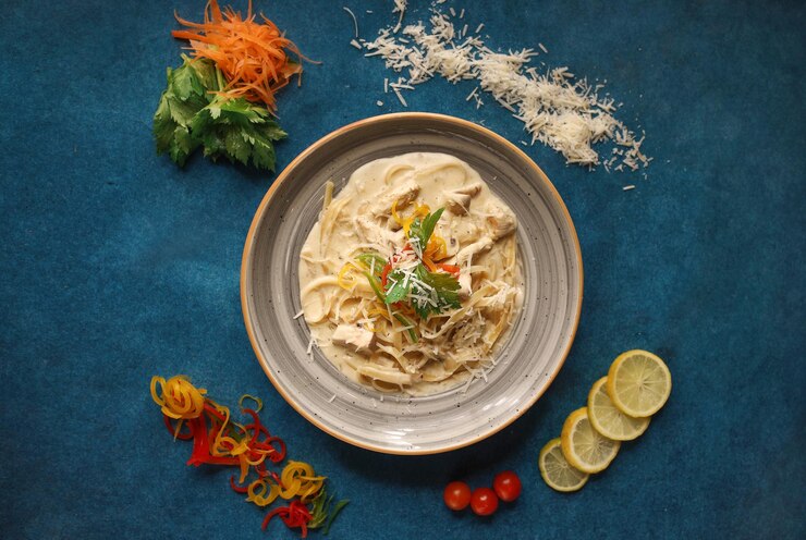 un plato de comida con una tortilla en él