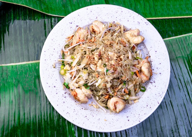 plato con comida tradicional vietnamita