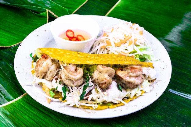 plato con comida tradicional vietnamita