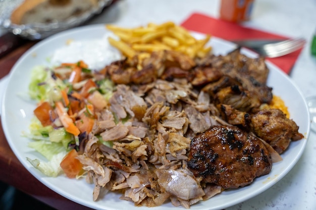 Un plato de comida con una variedad de carnes y verduras