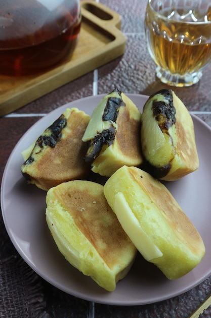 Un plato de comida con un vaso de cerveza al lado.