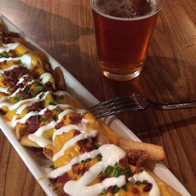 Plato de comida y vaso de cerveza