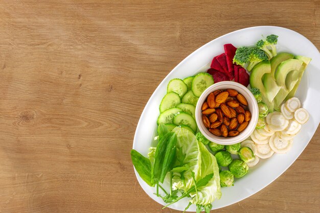 Plato de comida vegetariana fresca.