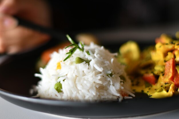 Un plato de comida con una verdura verde encima.