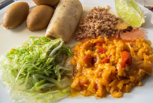 Un plato de comida con verduras y arroz.