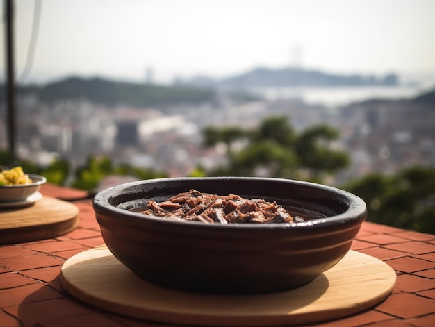 Un plato de comida con vistas a la ciudad de fondo.