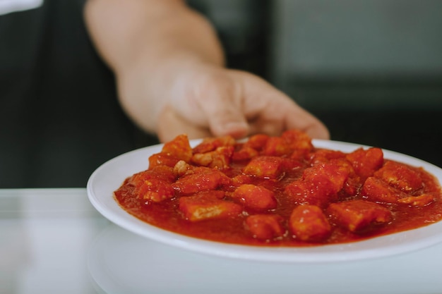 Foto plato con carne en salsa