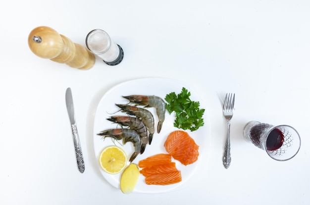 El plato contiene gambas y rodajas de salmón listas para comer