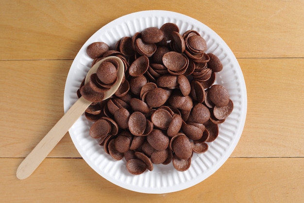 plato con copos de maíz de chocolate