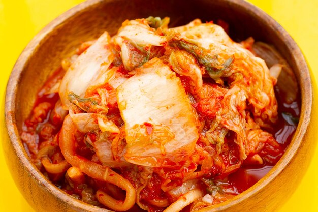 Plato coreano Kimchi de verduras fermentadas picantes