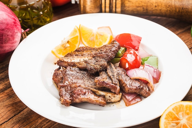 Foto un plato de costillas de ternera fritas frescas