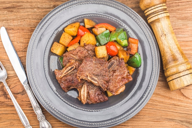 Un plato de costillas de ternera fritas frescas