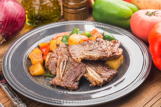 Foto un plato de costillas de ternera fritas frescas