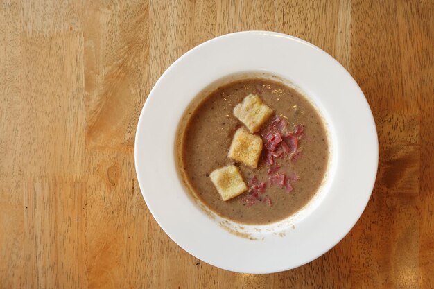 Un plato de crema de champiñones