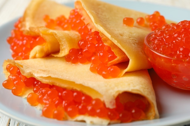 Plato de crepes con caviar rojo, cerrar