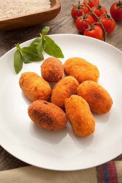 Plato de croquetas de arroz frito