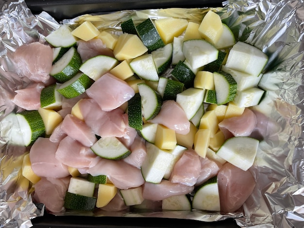 Plato crudo de pollo con patatas y calabacín