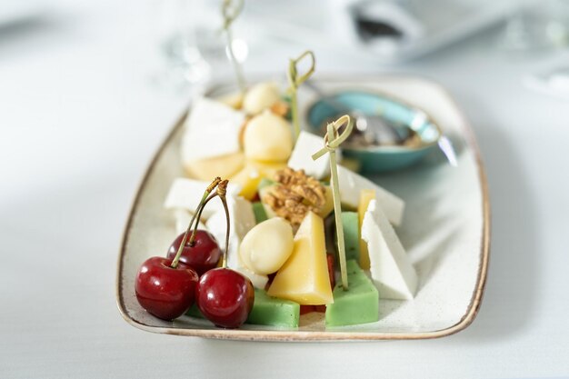 Plato con cuatro quesos y nueces Miel con piñones