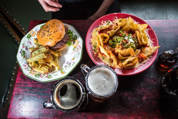 plato de comida americana, hamburguesa und nachos.