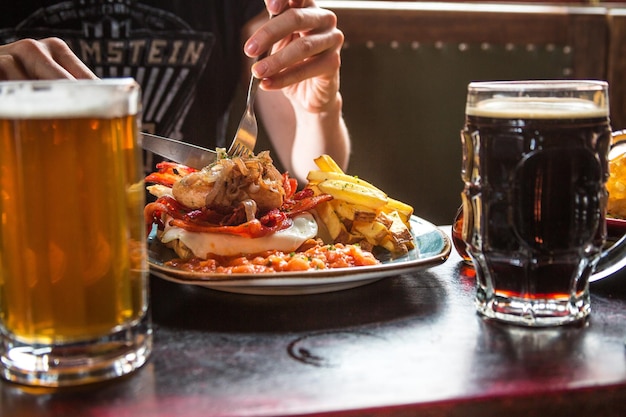 plato de comida americana, hamburguesa und nachos.