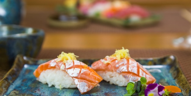 Plato decorado con diferentes sabores de elegante sushi gunkan