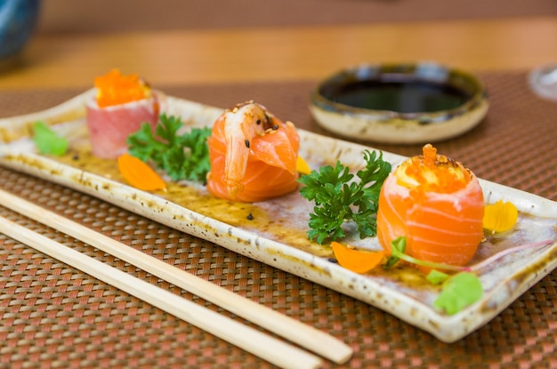 Plato decorado con diferentes sabores de sushi elegante Enfoque selectivo