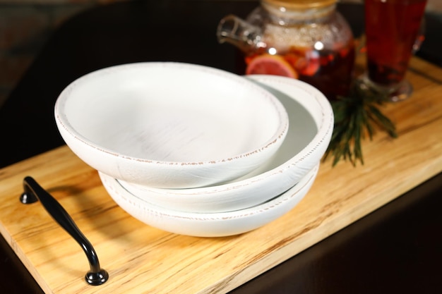 un plato decorativo de madera es muy bonito para verduras y galletas dulces y postres