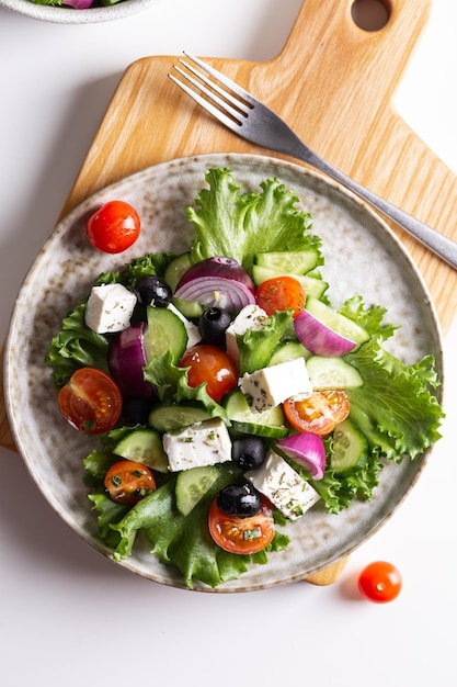 Plato de deliciosa ensalada griega