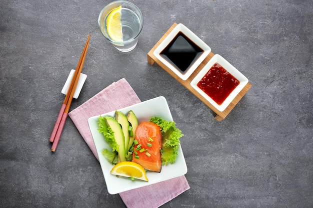 Plato con deliciosa ensalada de salmón en la mesa