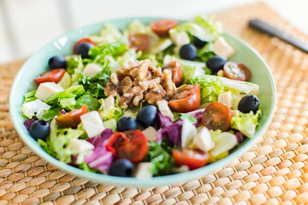 Plato con deliciosa ensalada