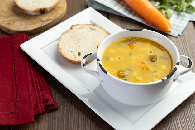 Un plato de deliciosa sopa brasileña con carne, verduras, fideos, zanahorias y patatas.