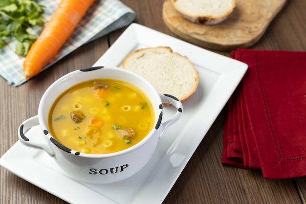 Un plato de deliciosa sopa brasileña con carne, verduras, fideos, zanahorias y patatas.