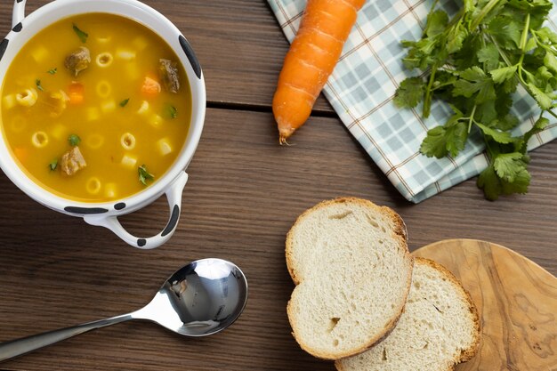 Foto un plato de deliciosa sopa brasileña con carne, verduras, fideos, zanahorias y patatas.