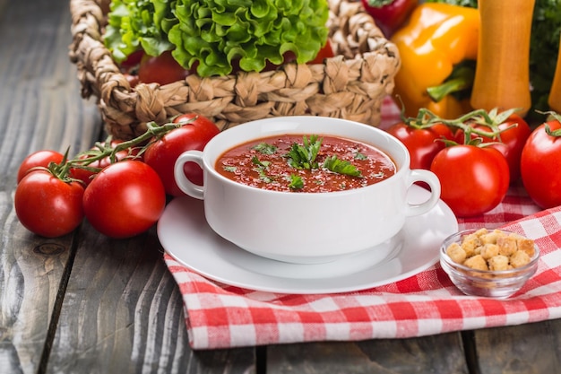 Plato de deliciosa sopa de tomate con verduras