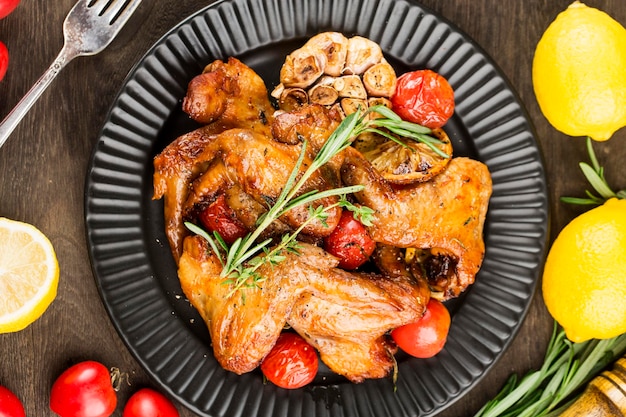 Un plato de deliciosas alitas de pollo asadas