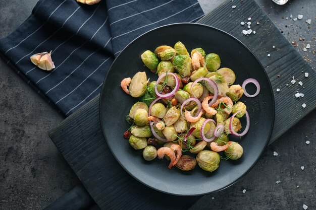 Plato con deliciosas coles de Bruselas en la mesa