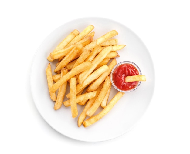 Plato con deliciosas patatas fritas y salsa sobre fondo blanco.