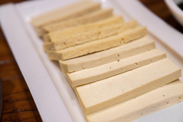 Foto un plato de deliciosas rebanadas de tofu