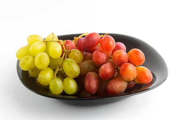 Plato de deliciosas uvas.