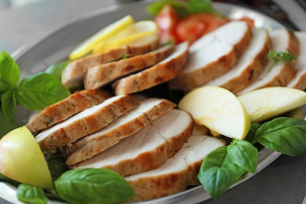 Plato con delicioso filete de pavo en rodajas closeup