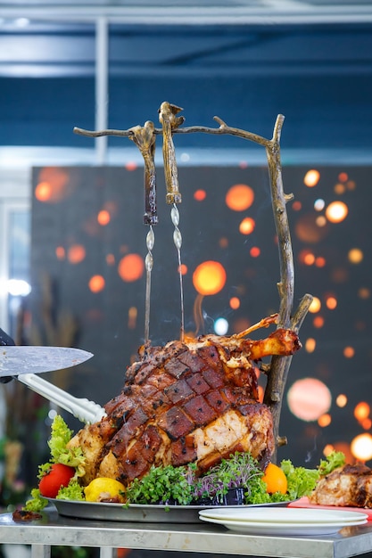 Plato delicioso en la mesa del buffet. Aperitivos fríos del chef para la celebración.