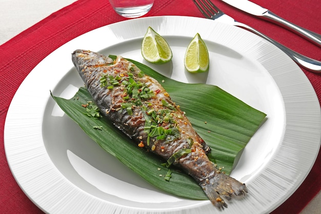 Foto plato con delicioso pescado frito en la mesa